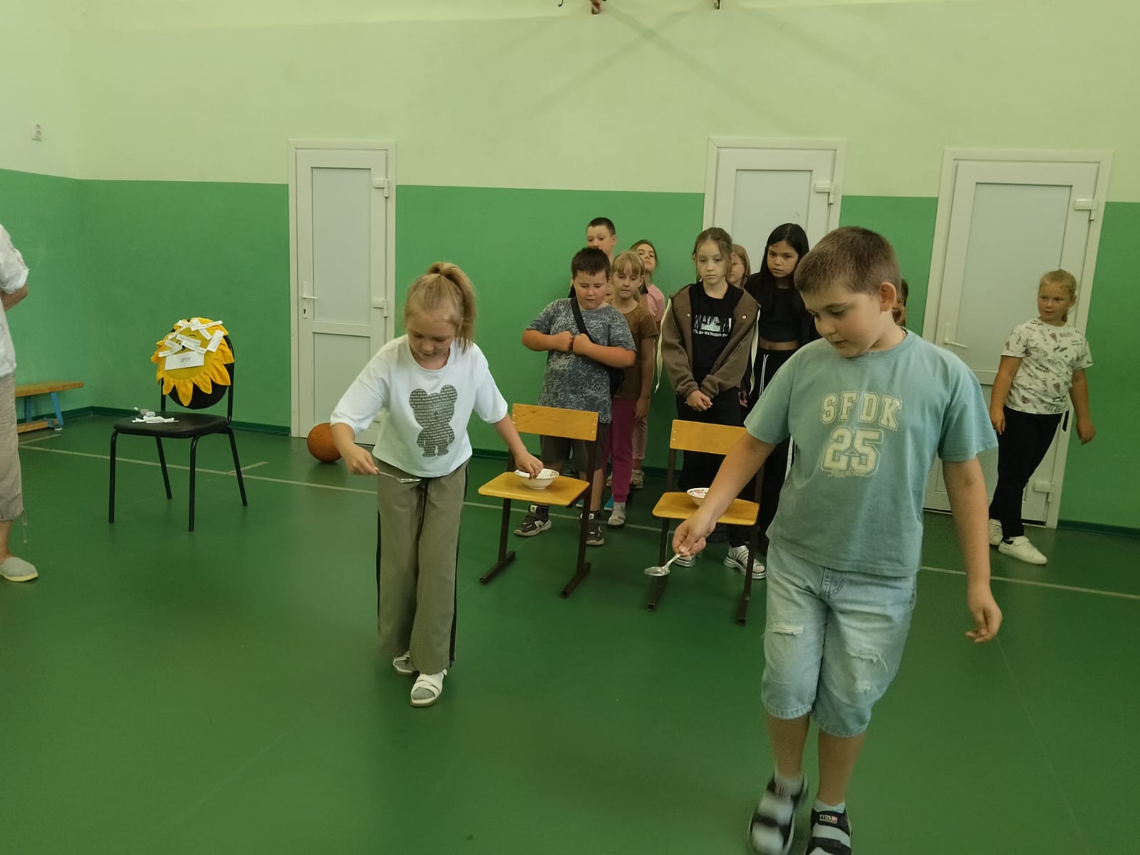 Поделись улыбкою своей.